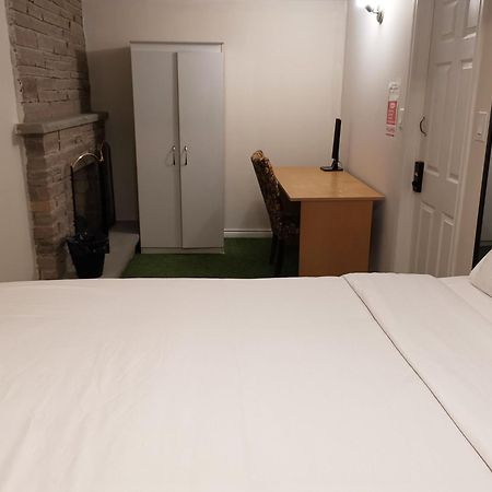 טורונטו Private Rooms In House In North York Shared Kitchen מראה חיצוני תמונה